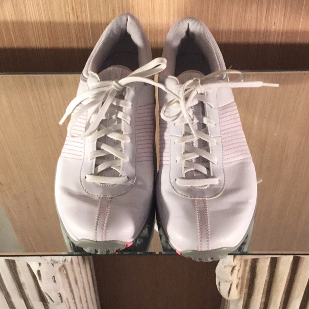 Golf shoes